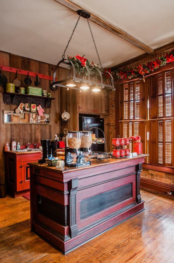 The Historic Wolf Hotel Ellinwood Extérieur photo