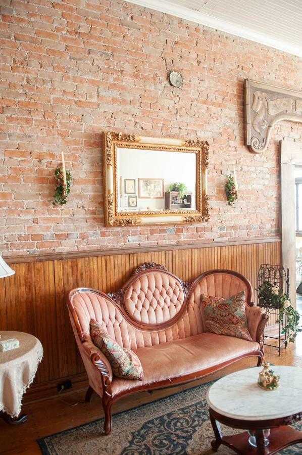 The Historic Wolf Hotel Ellinwood Extérieur photo