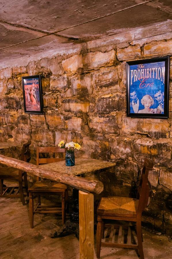 The Historic Wolf Hotel Ellinwood Extérieur photo