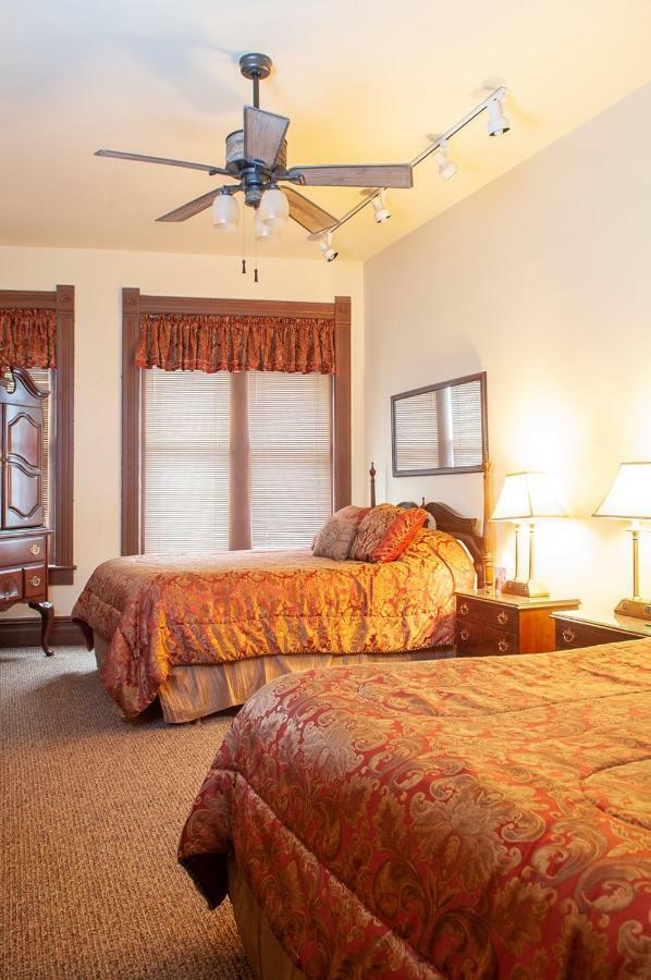The Historic Wolf Hotel Ellinwood Extérieur photo