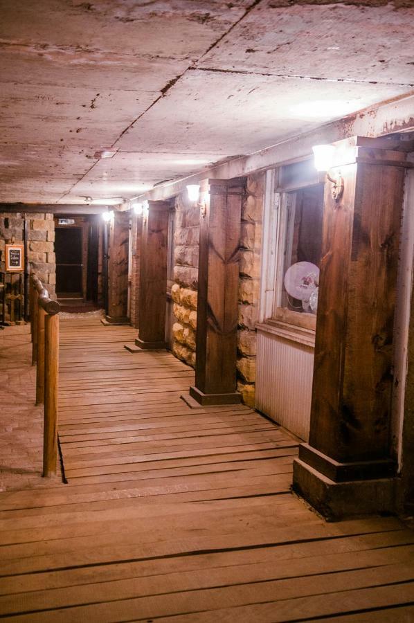 The Historic Wolf Hotel Ellinwood Extérieur photo