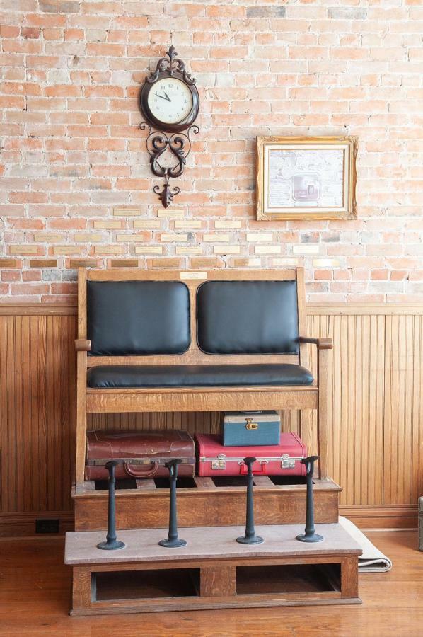 The Historic Wolf Hotel Ellinwood Extérieur photo