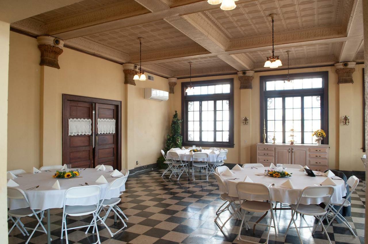 The Historic Wolf Hotel Ellinwood Extérieur photo