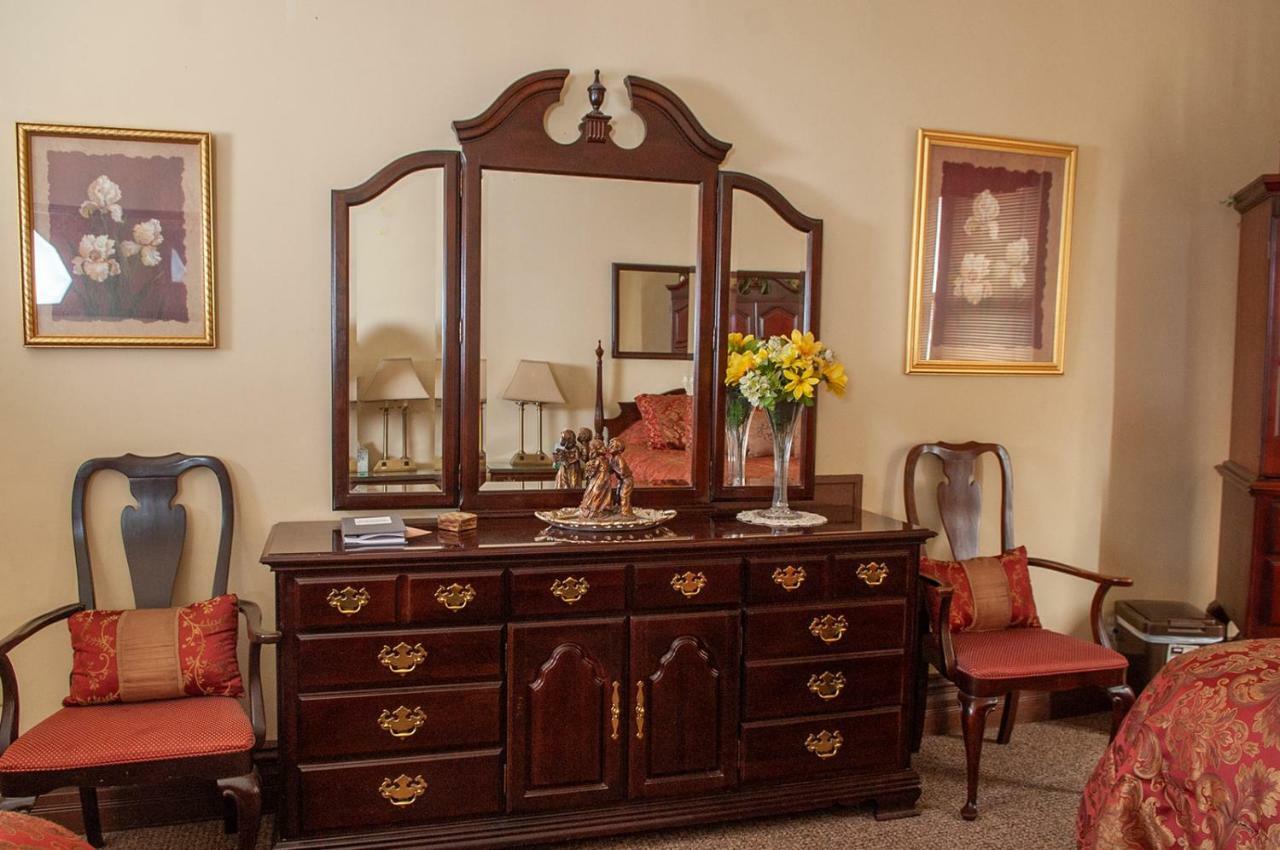 The Historic Wolf Hotel Ellinwood Extérieur photo