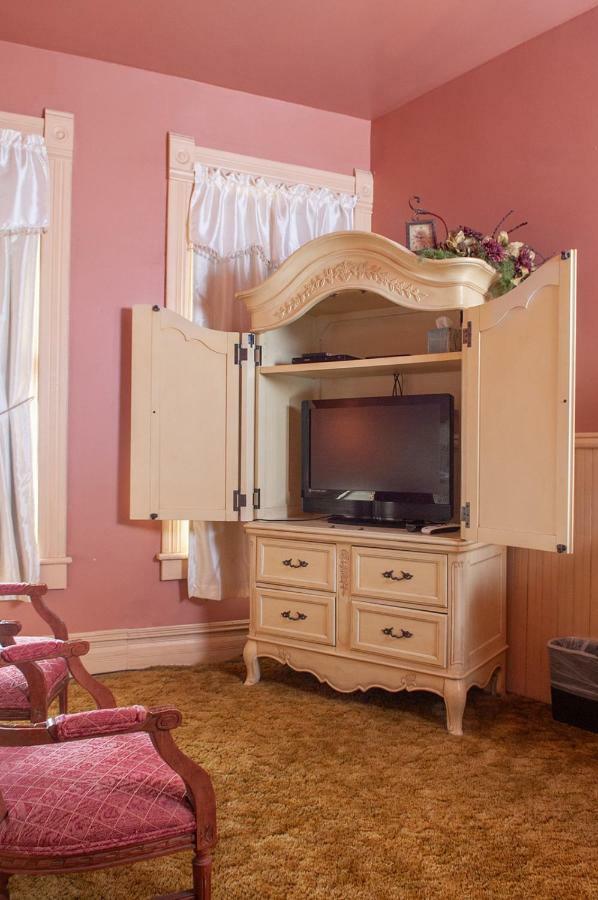 The Historic Wolf Hotel Ellinwood Extérieur photo