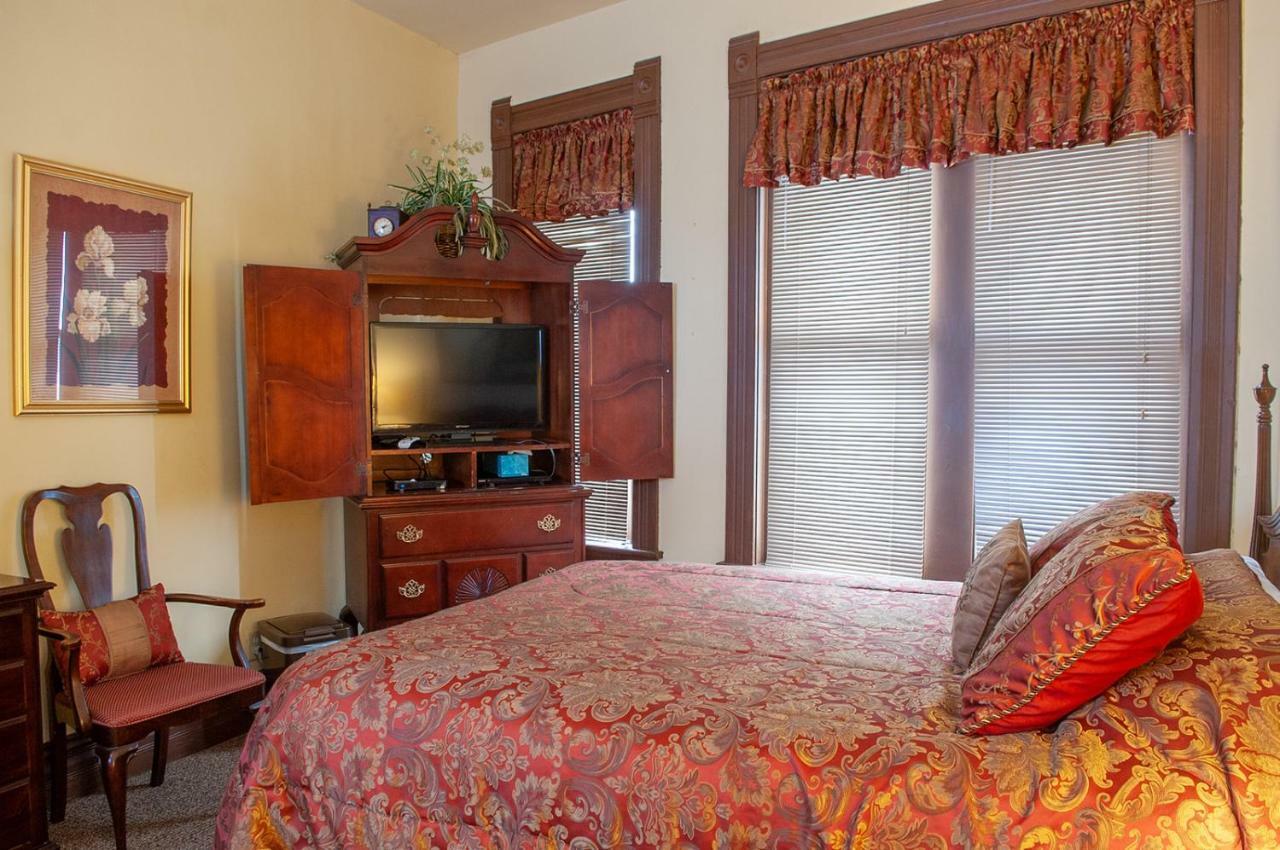 The Historic Wolf Hotel Ellinwood Extérieur photo
