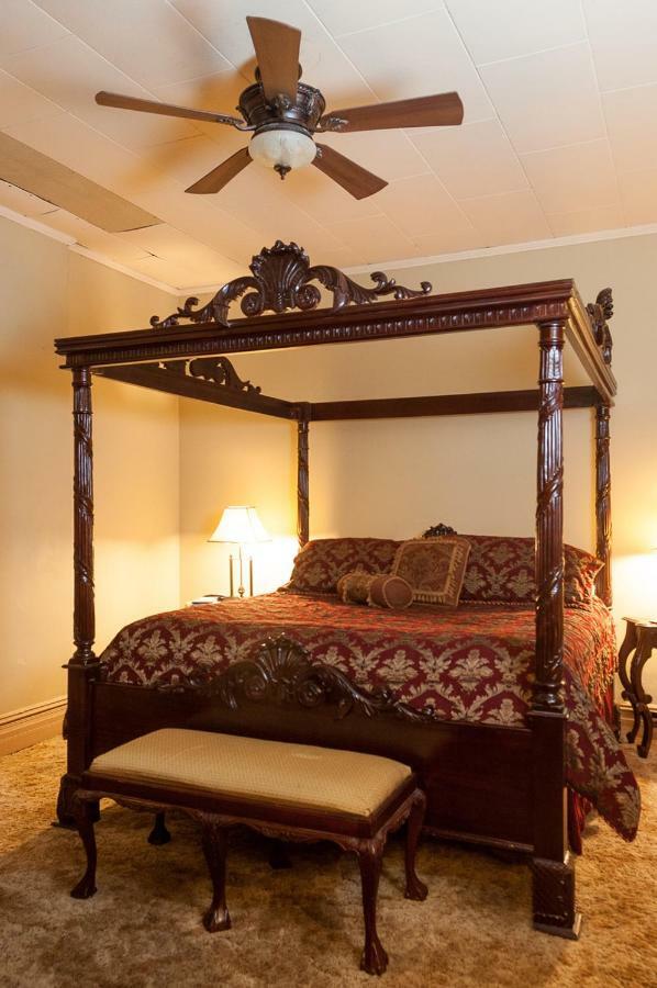 The Historic Wolf Hotel Ellinwood Extérieur photo